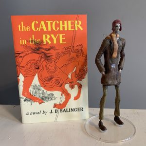 Estatuilla de Holden Caulfield de El Guardian entre el Centeno o The Catcher in The Rey de J.D. Salinger
